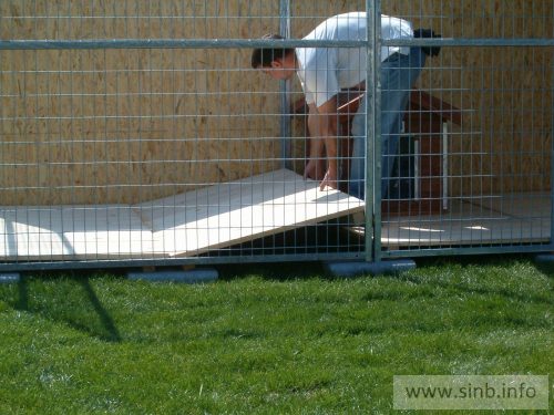 Mobile wooden flooring for kennel